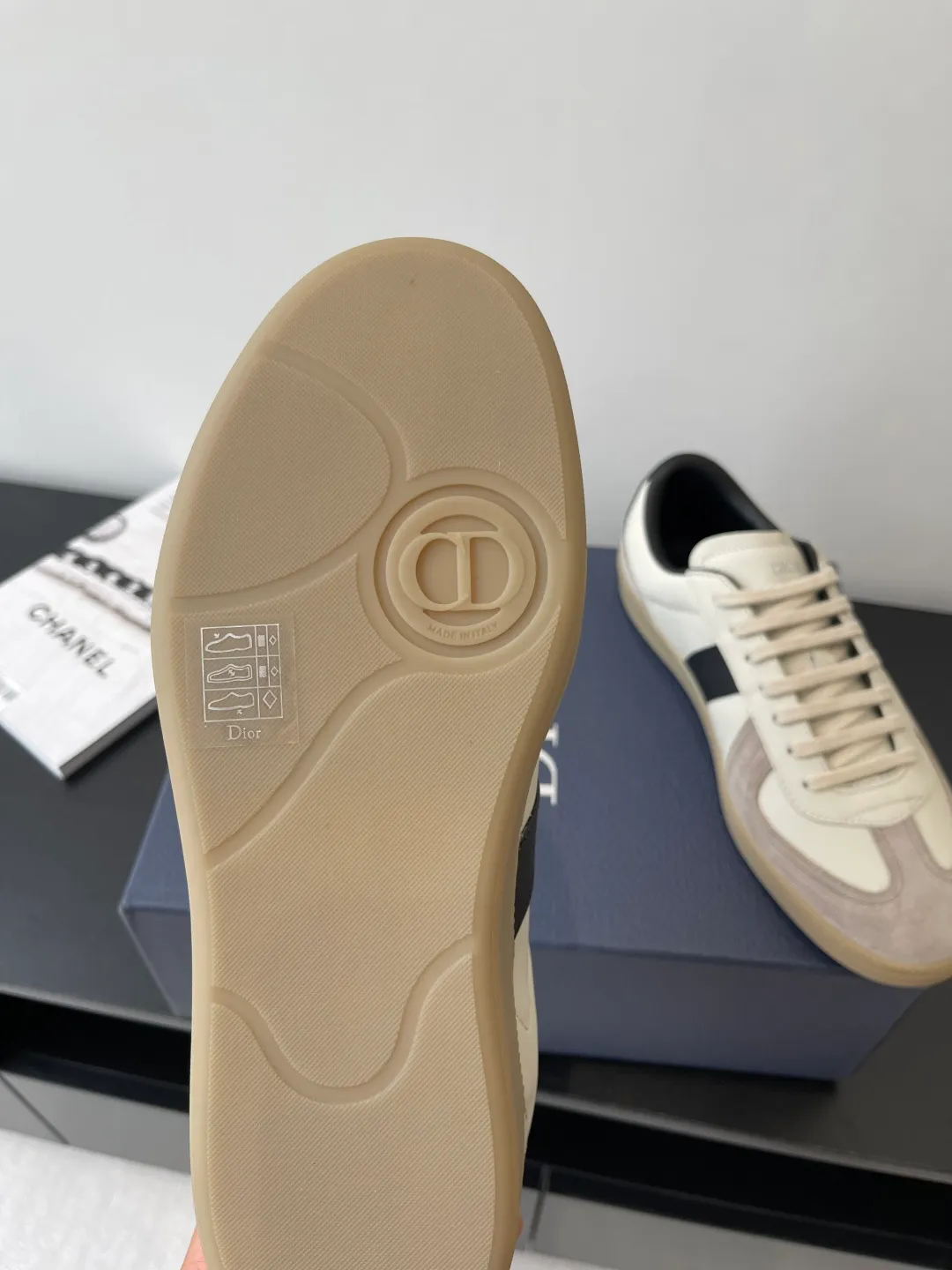 Factory price: 420💰The top version of Dior 25ss new product B01 moral training shoes. The toe size design of the couple's style is a bit wider. The upper foot comfort is perfect. The thread is beautiful. Perfectly suitable for trousers. Decorated with various classic details. It is the ideal choice for daily styling. It can be matched with various casual items to create exquisite shapes. Fabric first layer cowhide/lining sheepskin T men's shoes💰U original outsole Code number: 38-44, customized 45